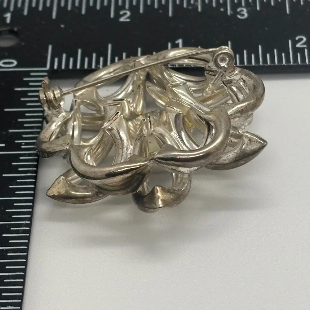 Flower Brooch Women OS Silver Faux Pearl Layered Petal Vintage Style